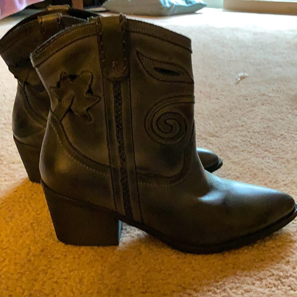 Grey cowboy boots